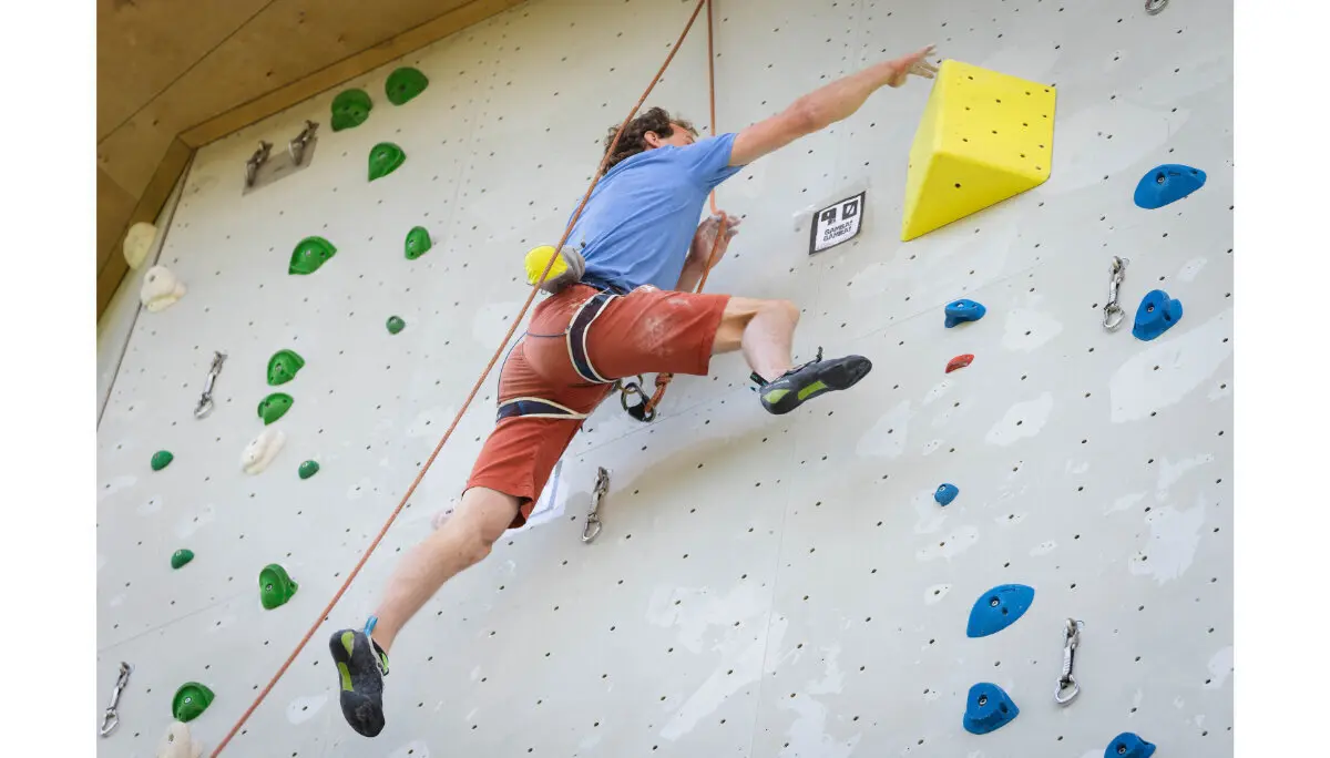 Kletterer am Seil in der Kletterwand | © DAV Sektion Oldenburg