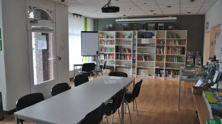 Geschaefstsstelle Innenbereich mit Tisch und Bücherregal  | © geschaefstsstelle-innenbereich