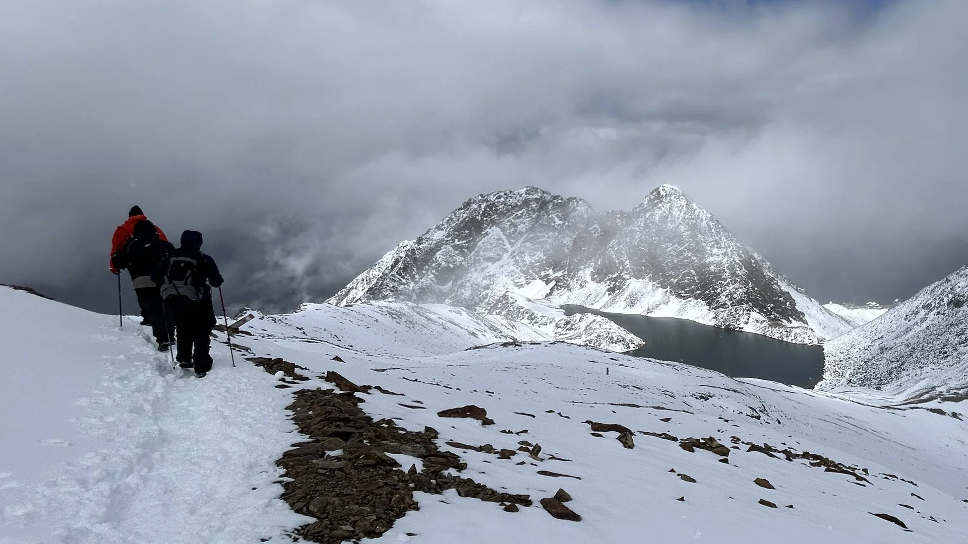 Drei Bergsteiger im Schnee beim Schwarzsee | © Hauke Stirler
