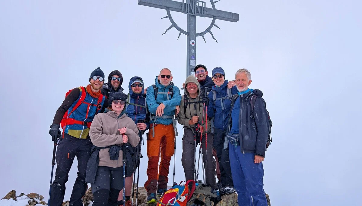 Schwarzkogelgipfel Gruppe am Gipfelkreuz | © Tim Rada