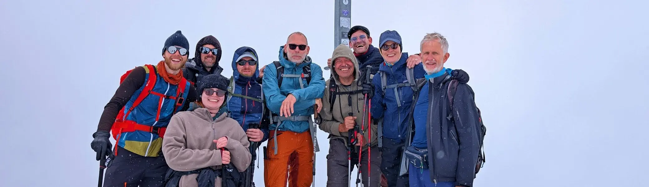 Schwarzkogelgipfel Gruppe am Gipfelkreuz | © Tim Rada