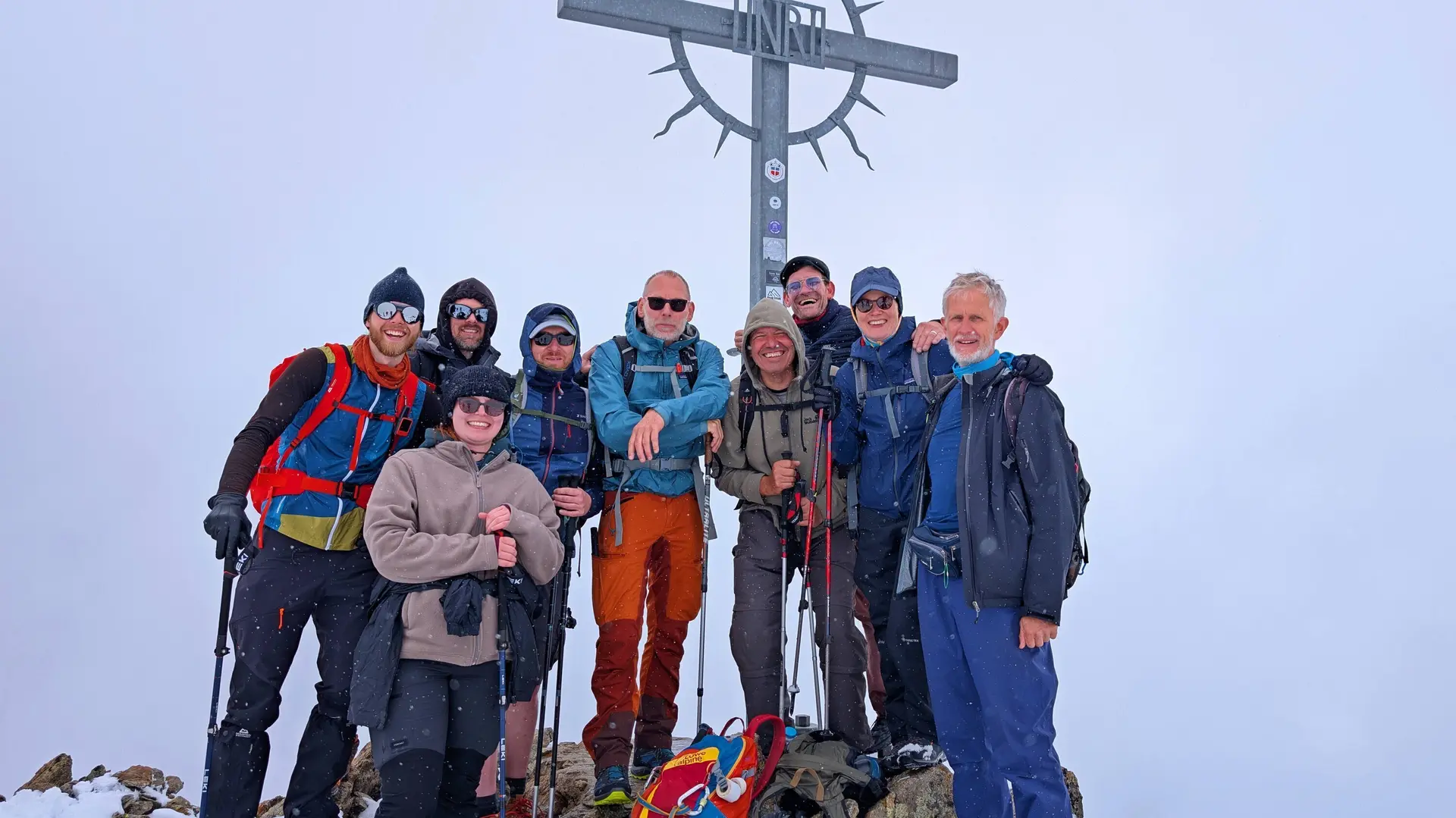 Schwarzkogelgipfel Gruppe am Gipfelkreuz | © Tim Rada