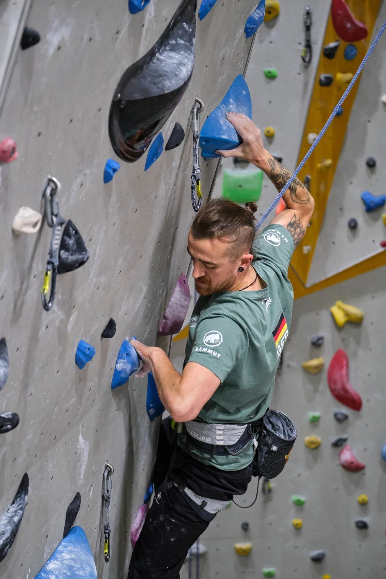 Aldrik Bethke klettert beim Kadertraining an der Kletterwand | © Kletterzentrum