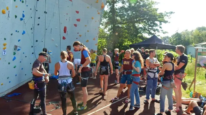 Eine Gruppe junger Kletterer vor dem Turm | © DAV-Sektion-Oldenburg