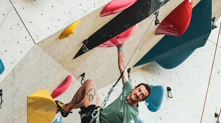 Aldrik Bethke ist in der Kletterwand zu sehen | © DAV-Pavlo Vekla
