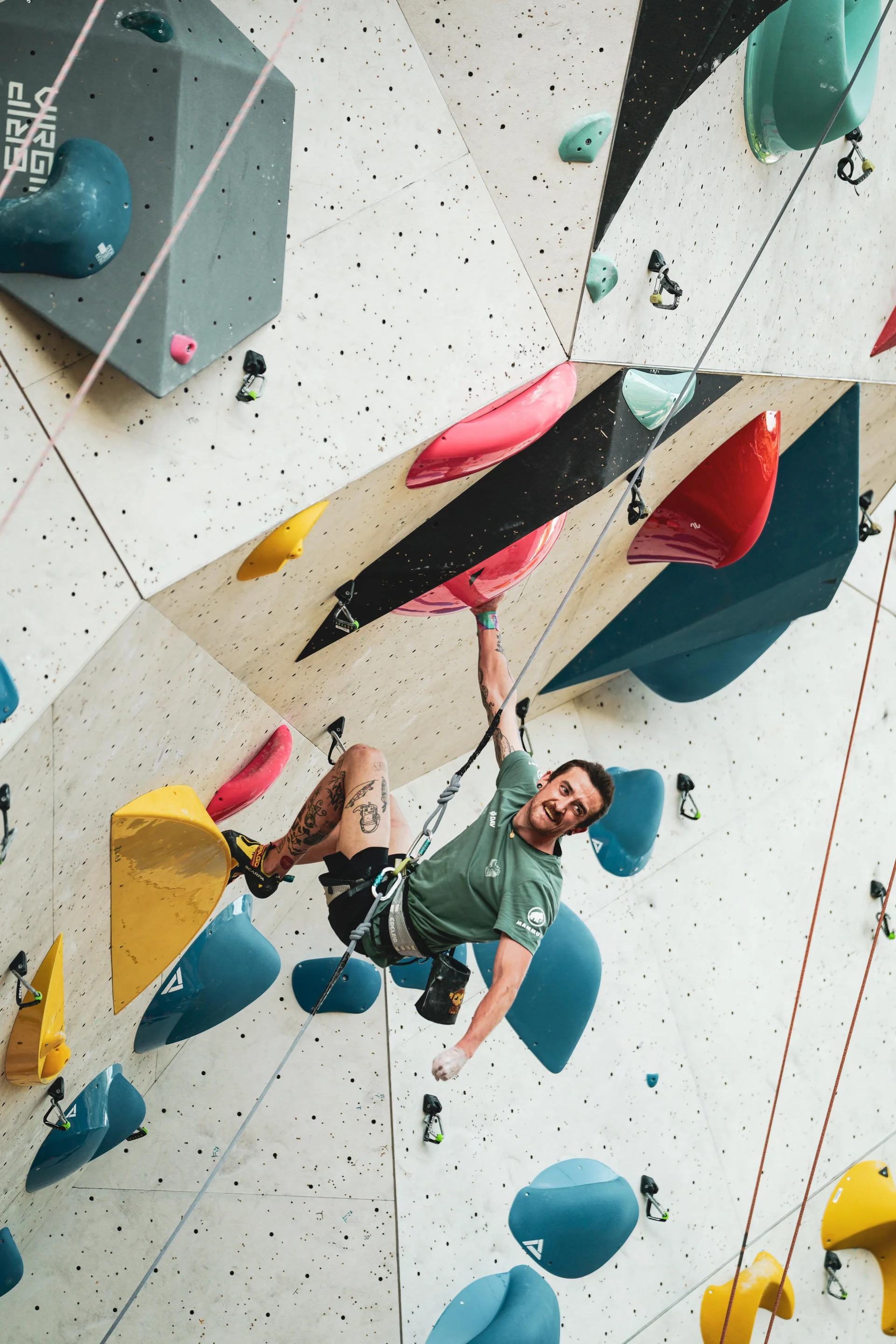 Aldrik Bethke ist in der Kletterwand zu sehen | © DAV-Pavlo Vekla