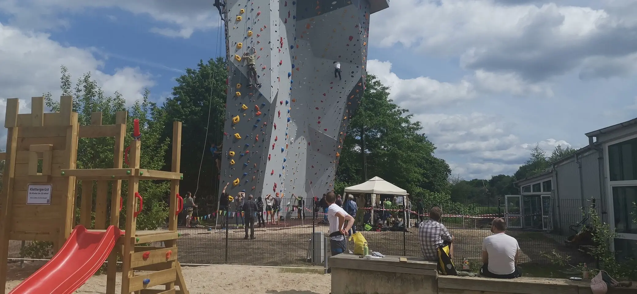 Kletterturm im Vordergrund der Spielplatz | © Sektion-Oldenburg