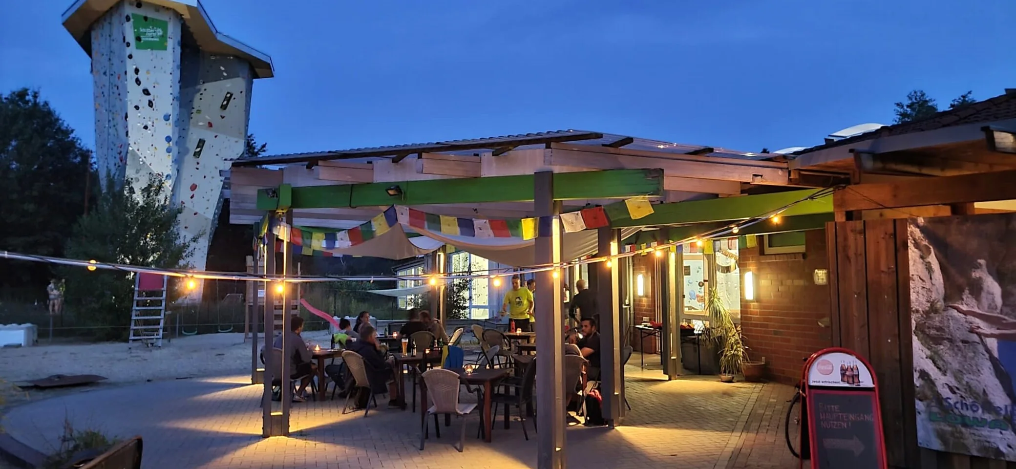 aussenansicht-kletterzentrum-terrasse | © Kletterzentrum