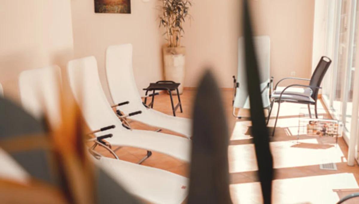 Ruheraum der Sauna mit Liegen | © Kletterzentrum