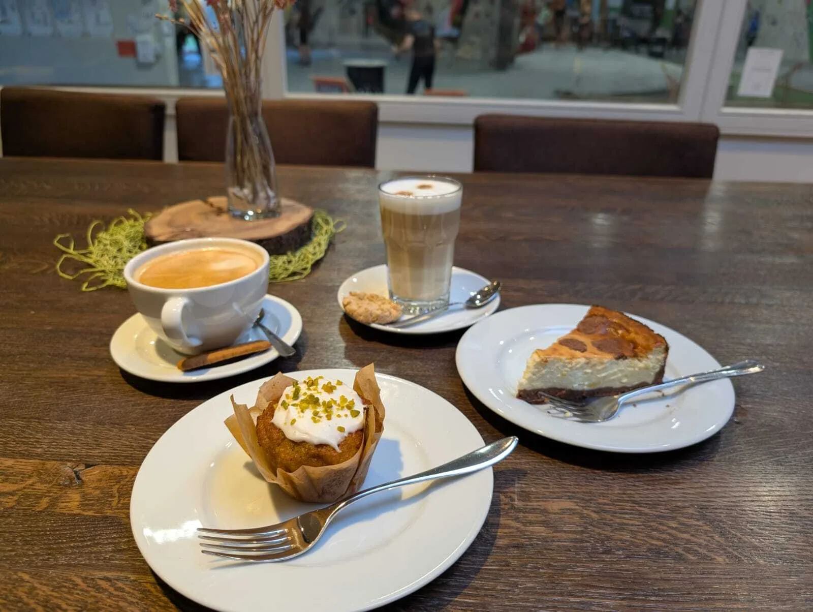 Auf einem Tisch stehen Tassen mit Kaffee und Teller mit Kuchen | © Kletterzentrum