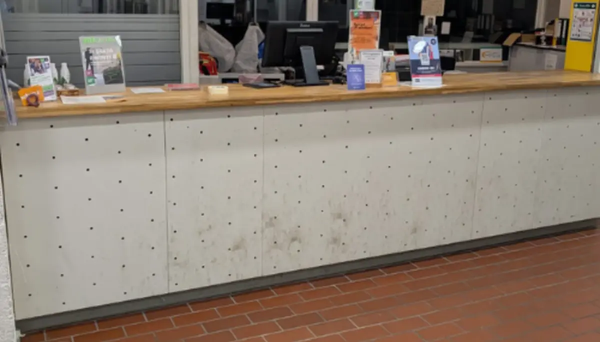 Der Tresen des Check-in vorher | © Malte Pfennings