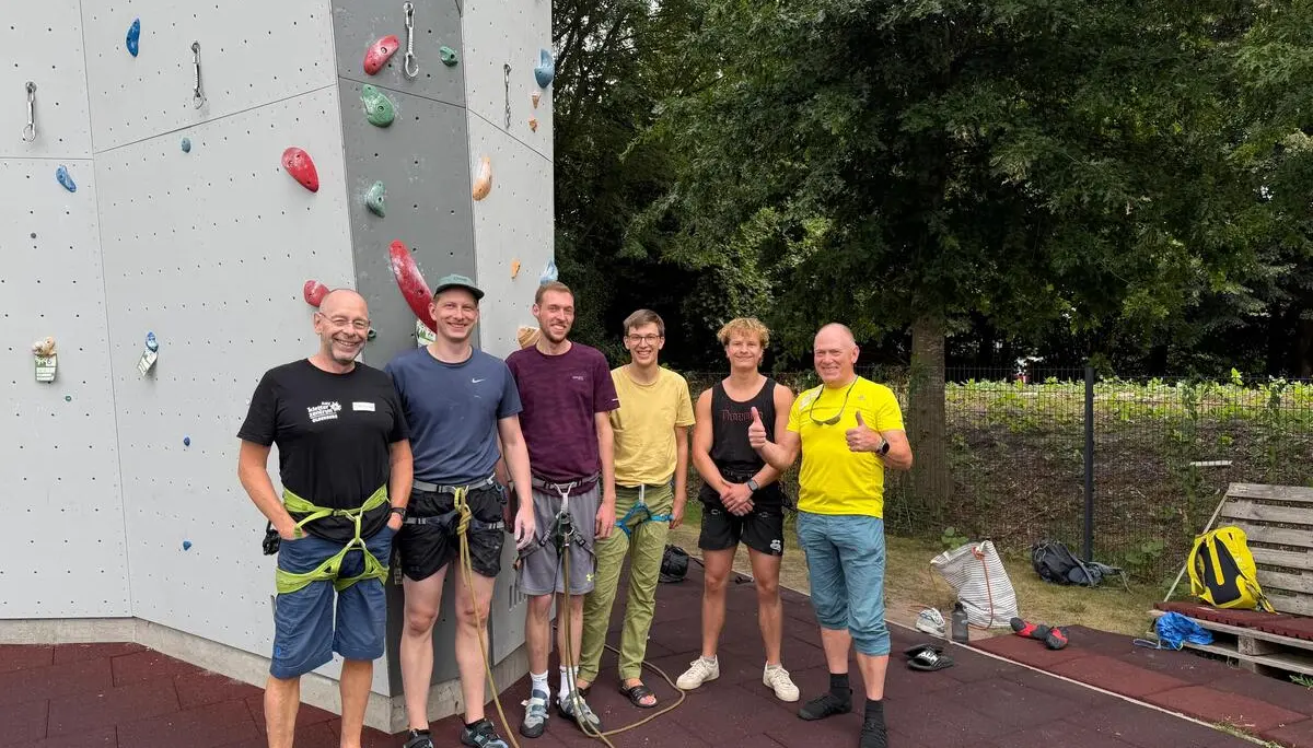 Neue Vorsteiger stehen vor dem Kletterturm | © Matthias Uken