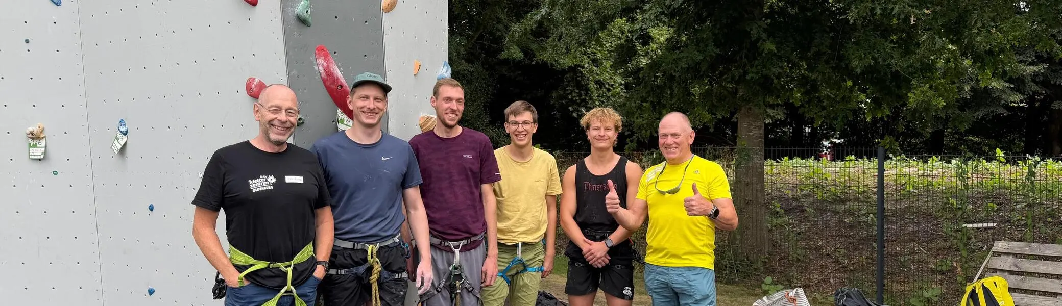 Neue Vorsteiger stehen vor dem Kletterturm | © Matthias Uken