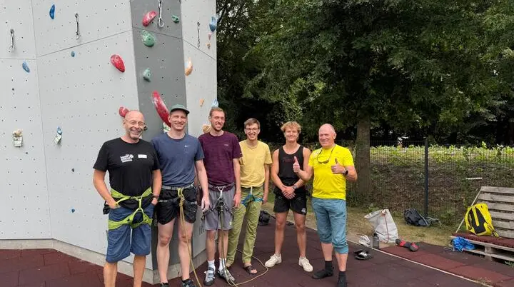 Neue Vorsteiger stehen vor dem Kletterturm | © Matthias Uken