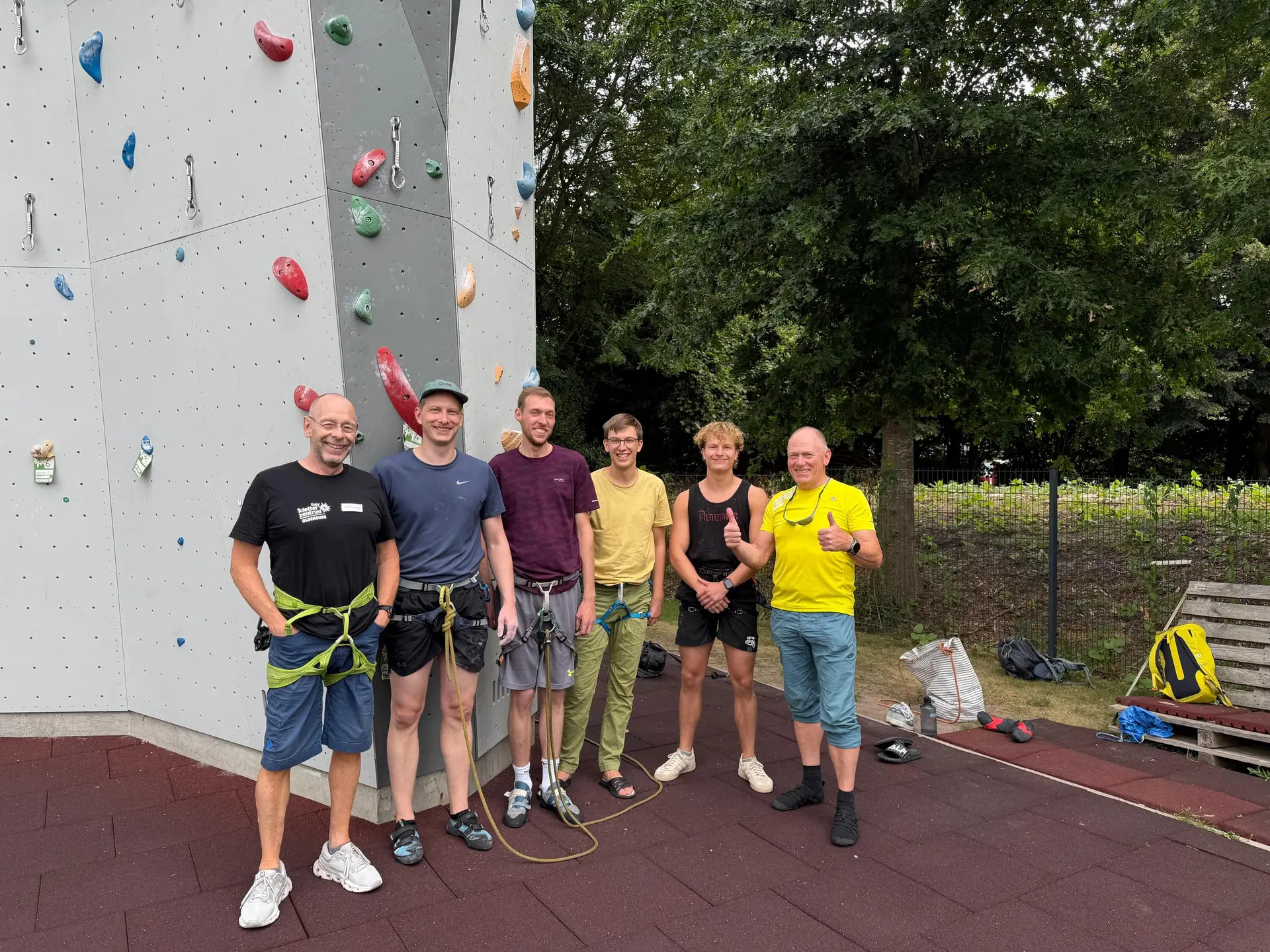 Neue Vorsteiger stehen vor dem Kletterturm | © Matthias Uken