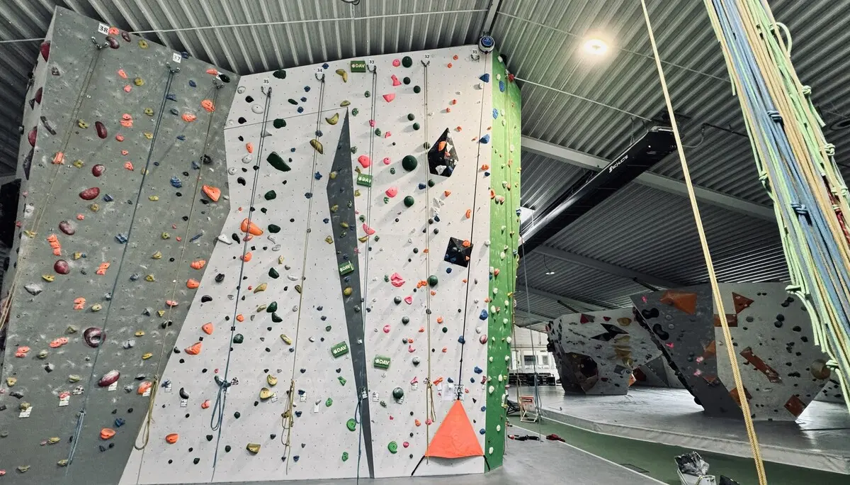 Kletterwand mit Selbstsicherheitsautomaten | © Malte Pfennings