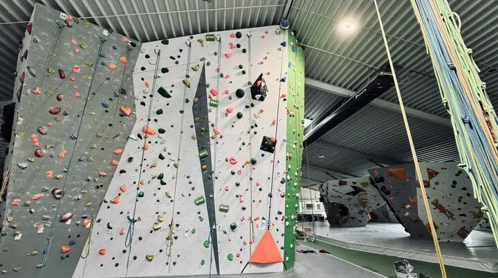 Kletterwand mit Selbstsicherheitsautomaten | © Malte Pfennings
