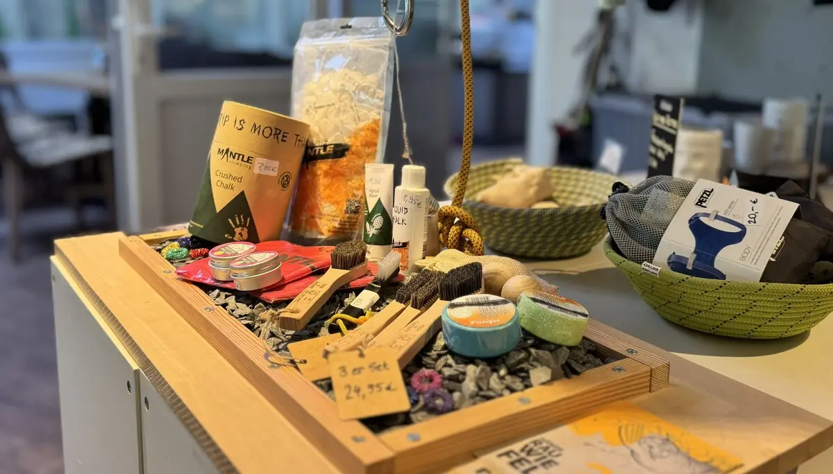 Produkte von Chalk bis Handbalsam auf einem Tisch arrangiert. | © Malte Pfennings