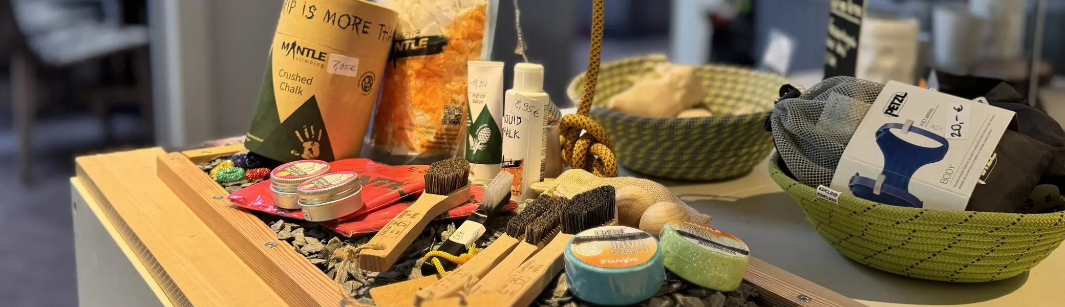 Produkte von Chalk bis Handbalsam auf einem Tisch arrangiert. | © Malte Pfennings