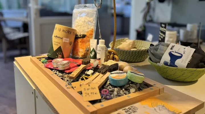 Produkte von Chalk bis Handbalsam auf einem Tisch arrangiert. | © Malte Pfennings