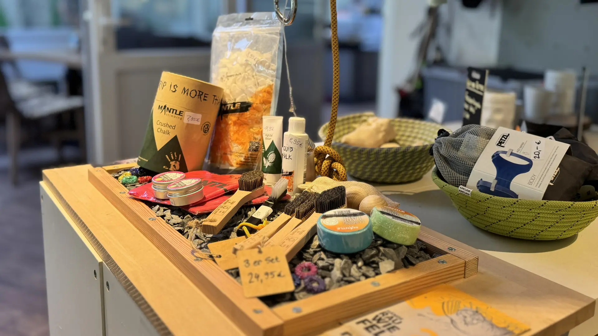 Produkte von Chalk bis Handbalsam auf einem Tisch arrangiert. | © Malte Pfennings