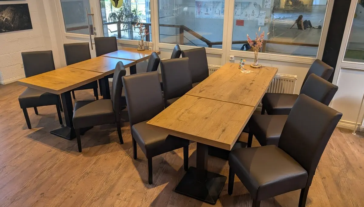Tische und Stühle im neu gestalteten Bistrobereich | © Matthias Uken