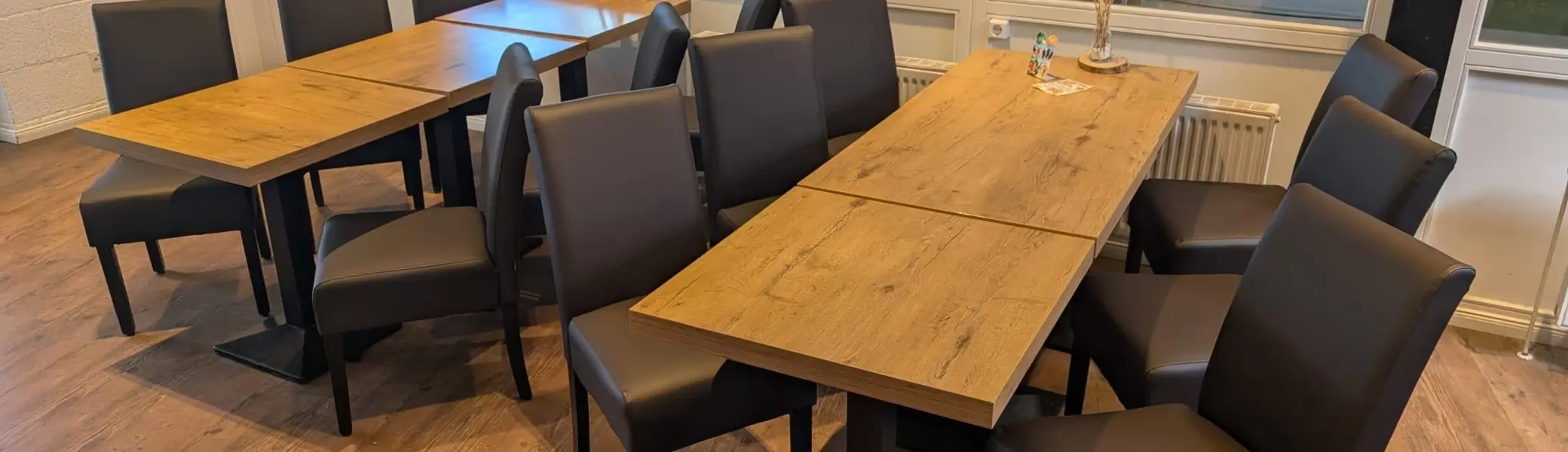 Tische und Stühle im neu gestalteten Bistrobereich | © Matthias Uken