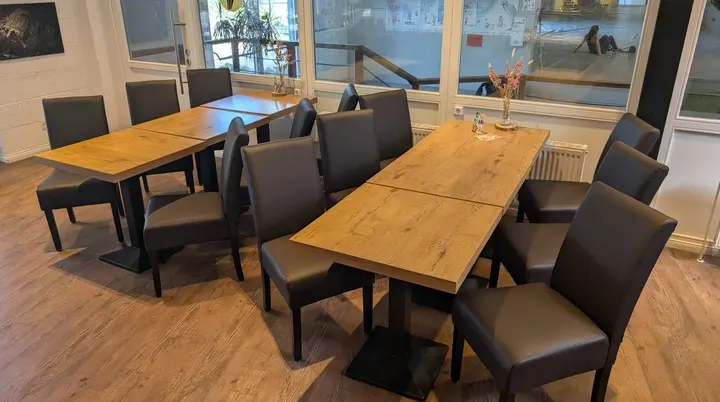 Tische und Stühle im neu gestalteten Bistrobereich | © Matthias Uken
