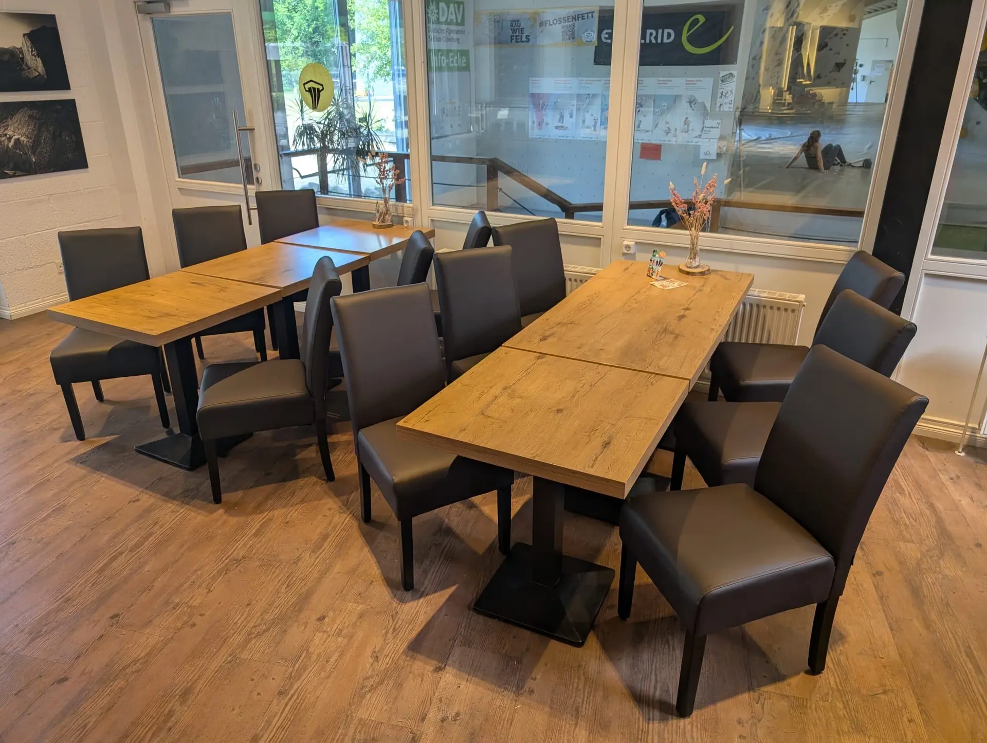 Tische und Stühle im neu gestalteten Bistrobereich | © Matthias Uken