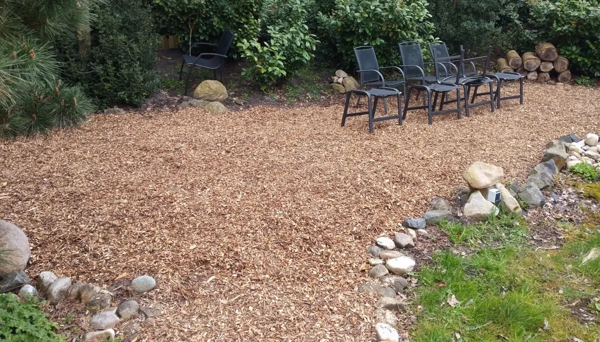 Gartenstühle stehen auf dem Weg | © Kletterzentrum