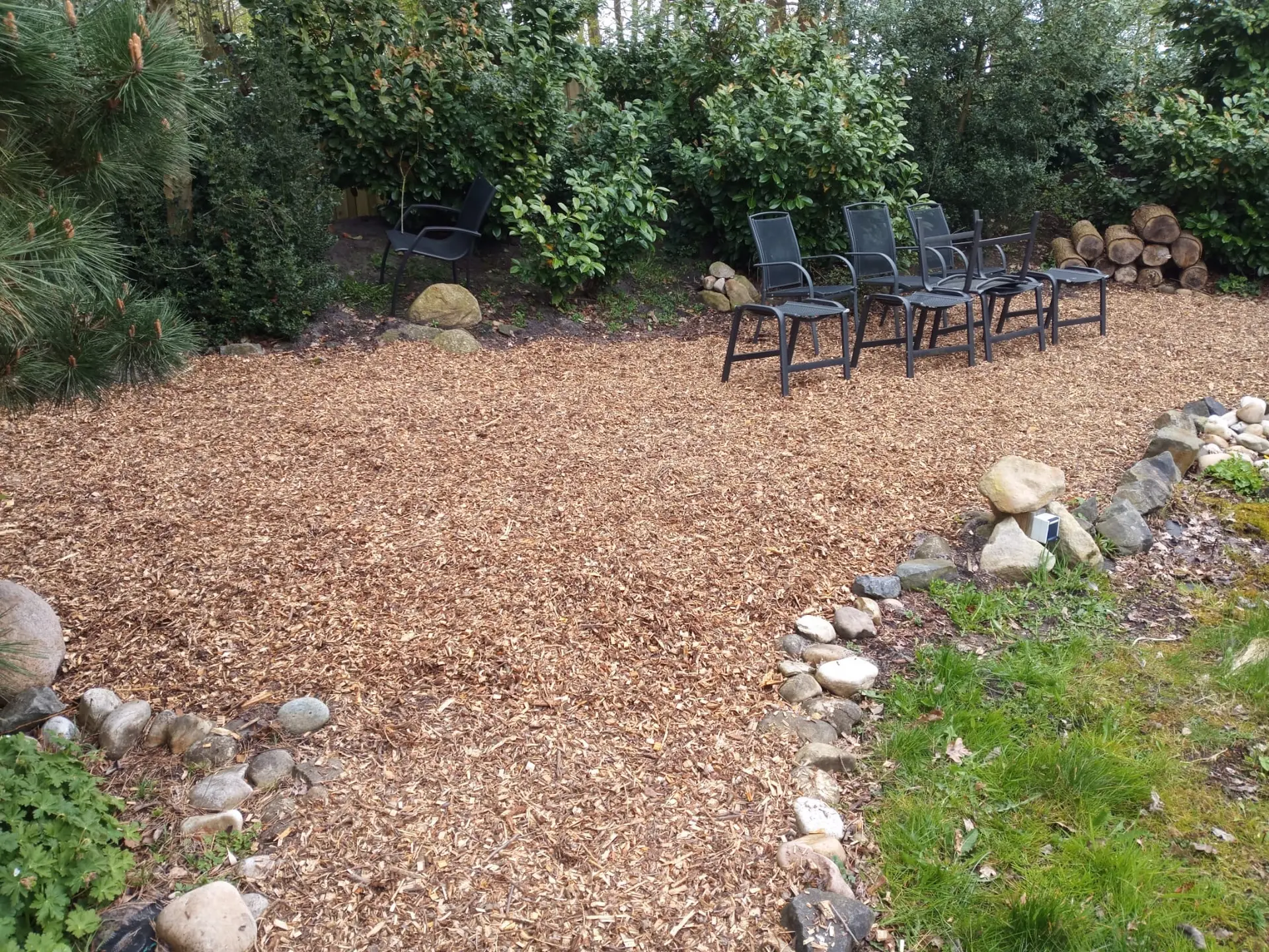Gartenstühle stehen auf dem Weg | © Kletterzentrum