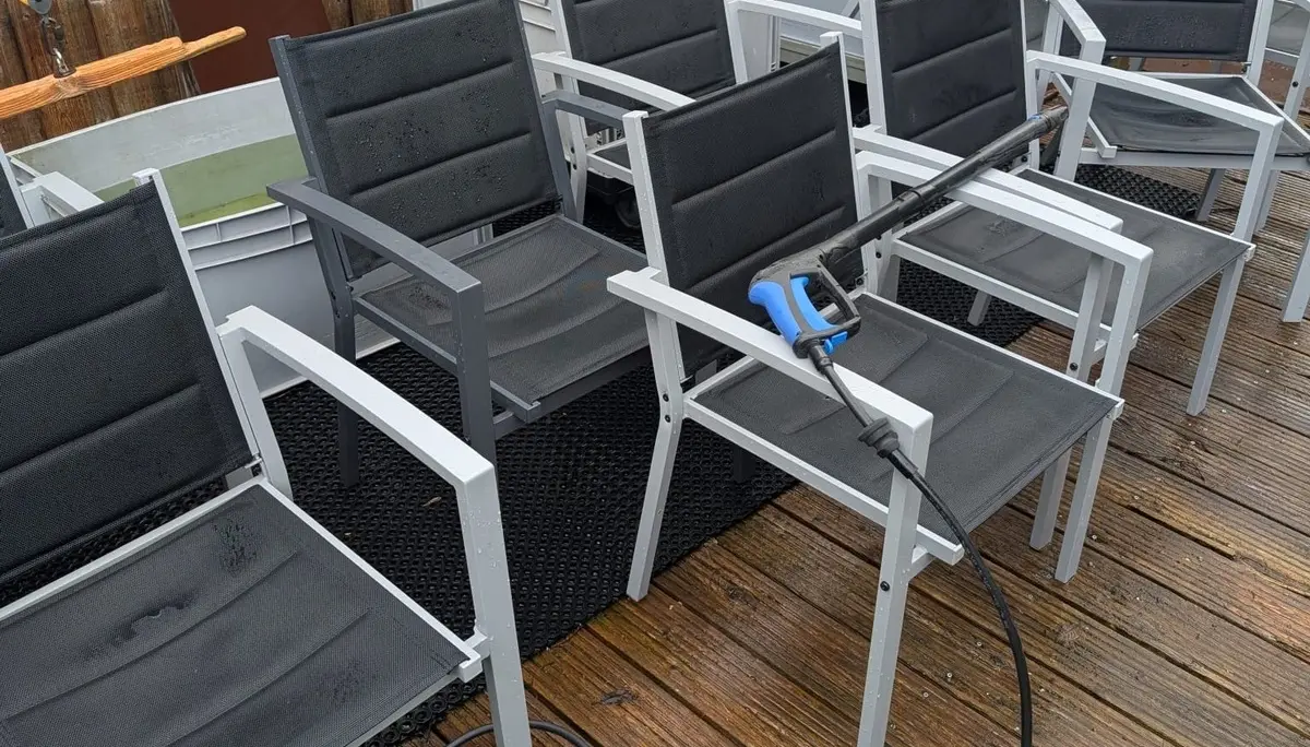 Gartenstühle mit Hochdruckreiniger gesäubert | © Matthias Uken