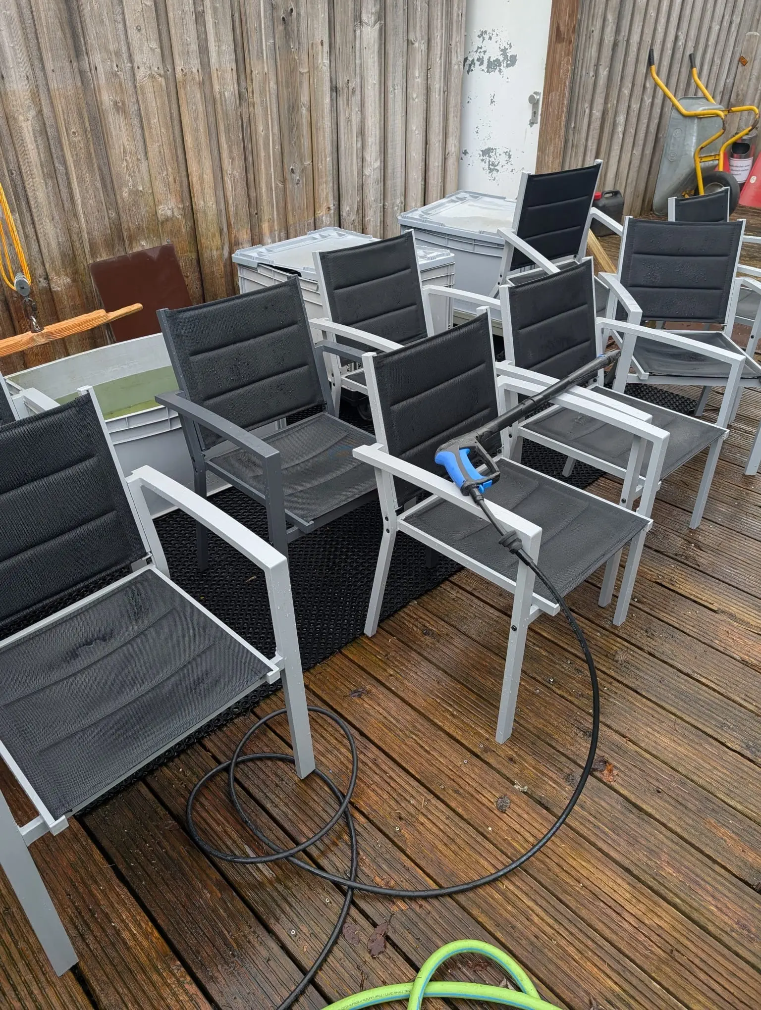 Gartenstühle mit Hochdruckreiniger gesäubert | © Matthias Uken