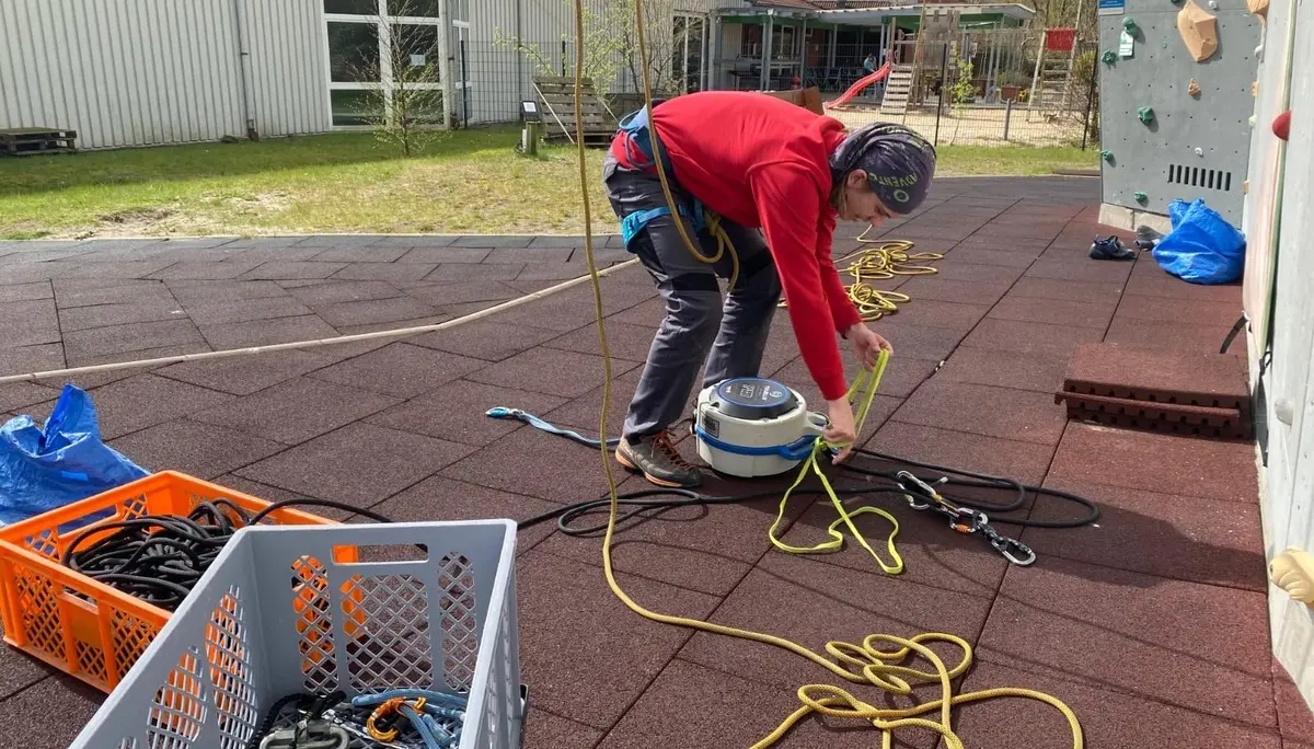 Ein Mitarbeiter reinigt Seile | © Kletterzentrum