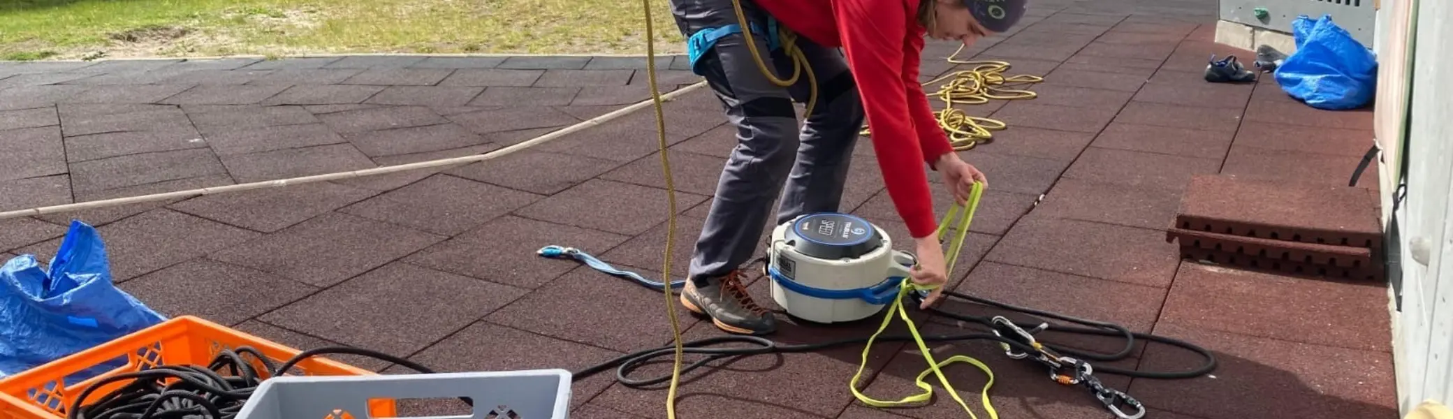 Ein Mitarbeiter reinigt Seile | © Matthias Uken