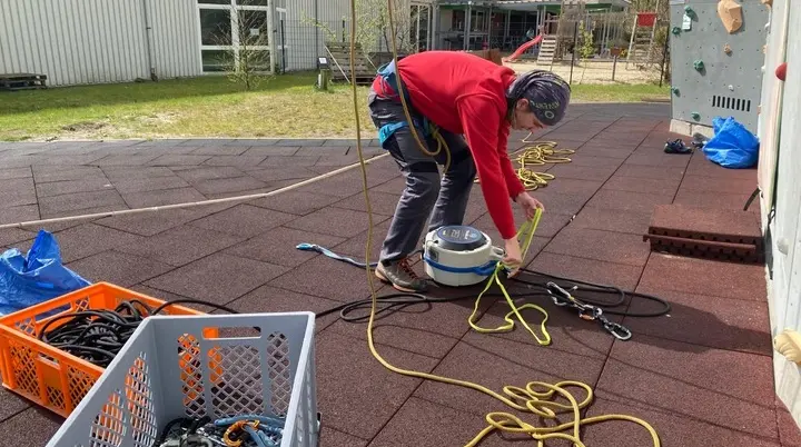 Ein Mitarbeiter reinigt Seile | © Kletterzentrum