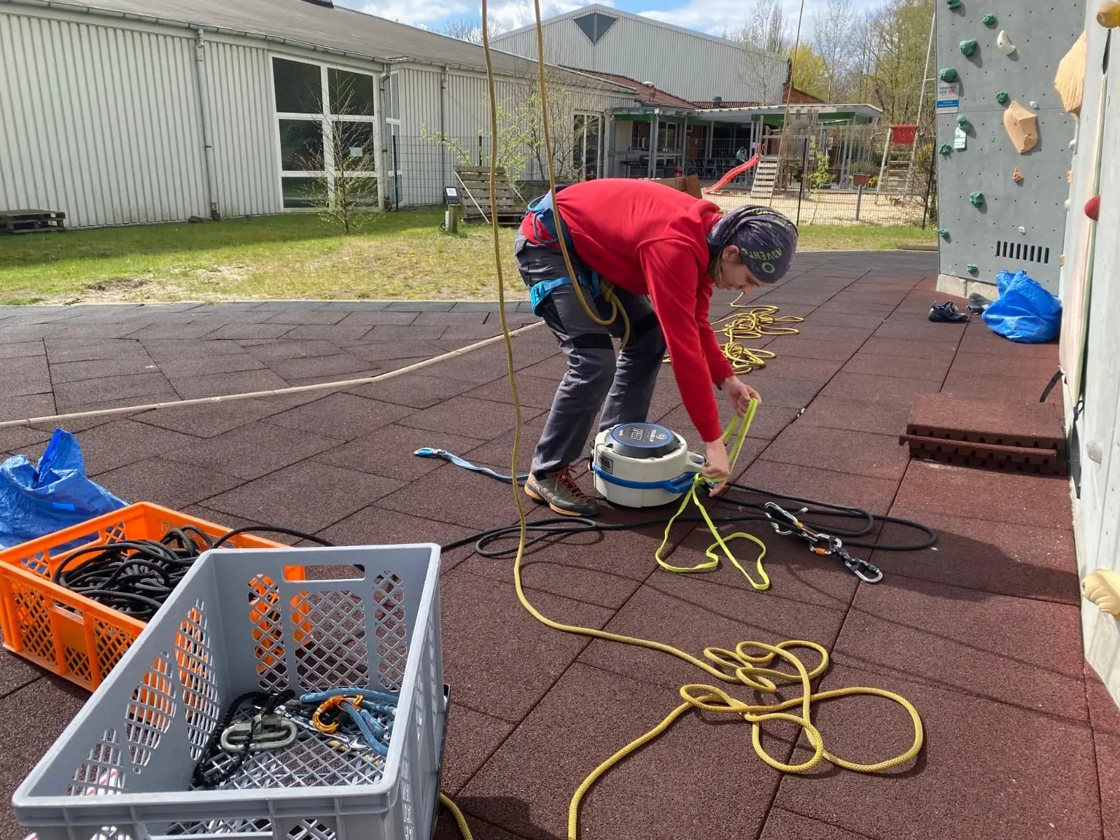 Ein Mitarbeiter reinigt Seile | © Matthias Uken