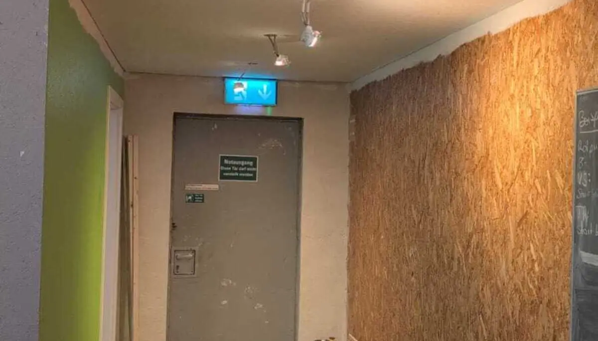 Am Ende eines Ganges befindet sich die Notausgangstür | © Matthias Uken