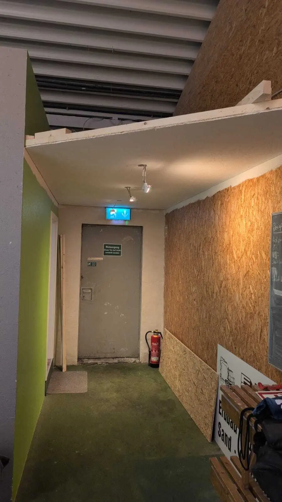 Am Ende eines Ganges befindet sich die Notausgangstür | © Matthias Uken