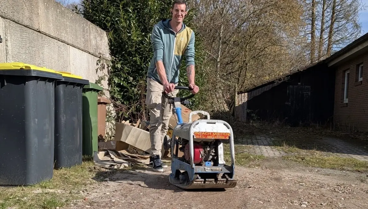 Ein Mann mit einer Maschine rüttelt den Parkplatz ab | © Matthias Uken