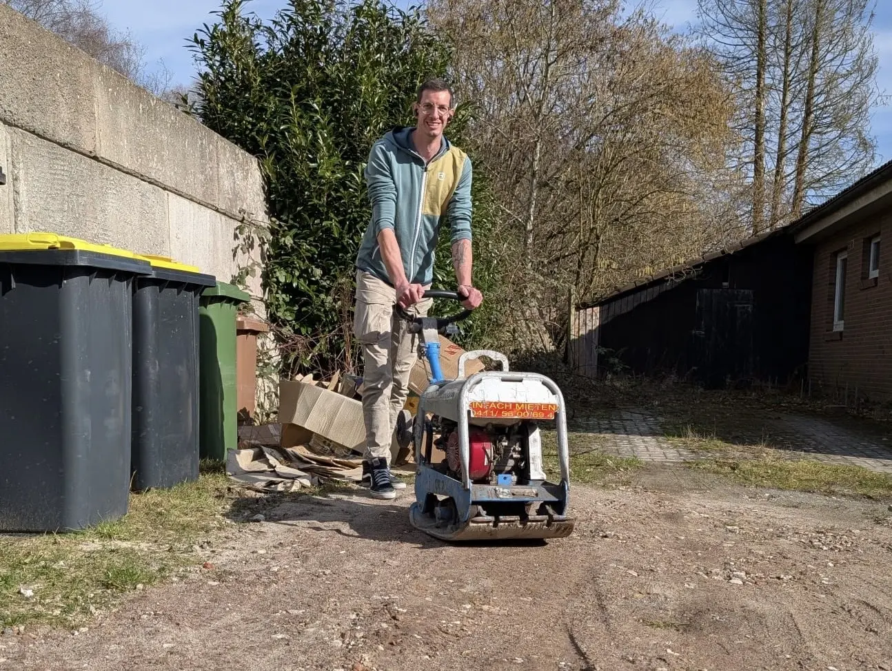 Ein Mann mit einer Maschine rüttelt den Parkplatz ab | © Matthias Uken