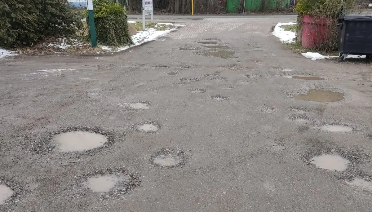 Schlaglöcher auf dem Parkplatz | © Malte Pfennings