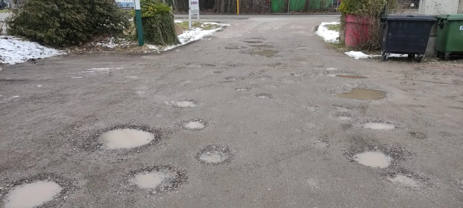 Schlaglöcher auf dem Parkplatz | © Malte Pfennings