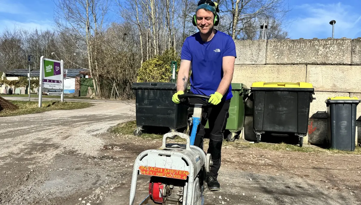 Ein Mann mit einer Maschine rüttelt den Parkplatz ab | © Malte Pfennings