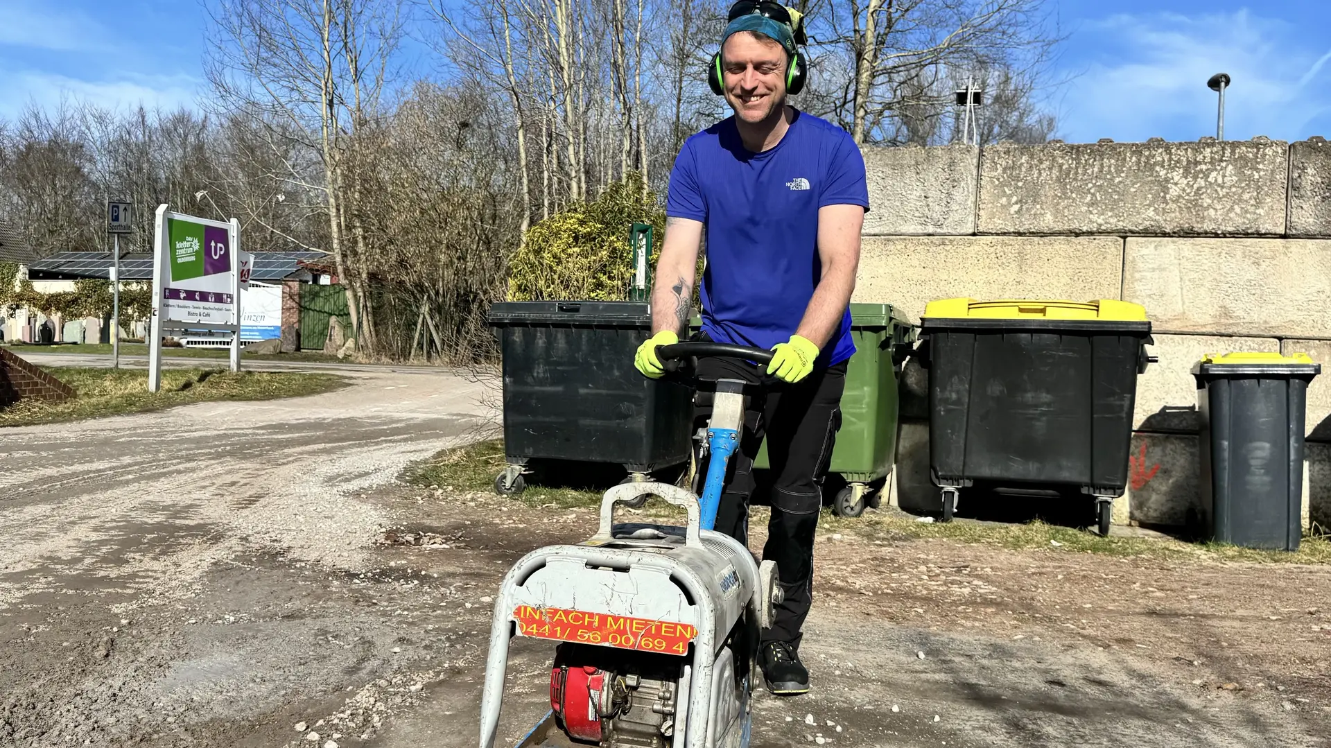 Ein Mann mit einer Maschine rüttelt den Parkplatz ab | © Malte Pfennings