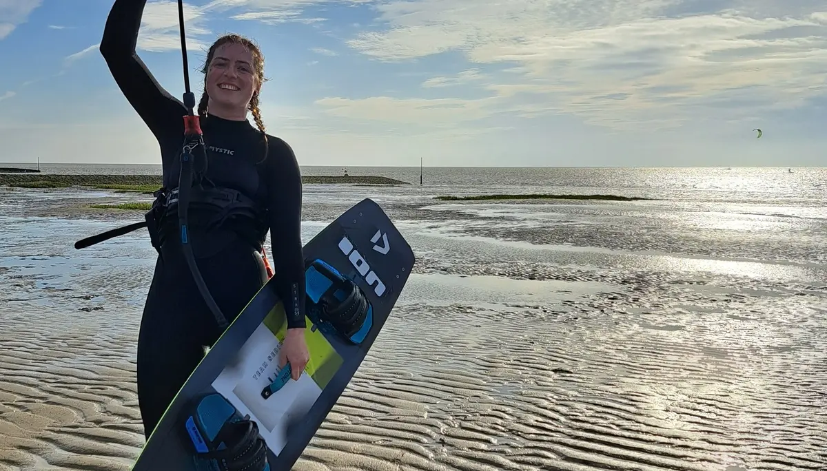 Teelka beim Kitesurfen | © Kletterzentrum