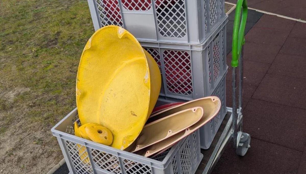 Große Klettergriffe vom Turm liegen in Kästen | © Kletterzentrum