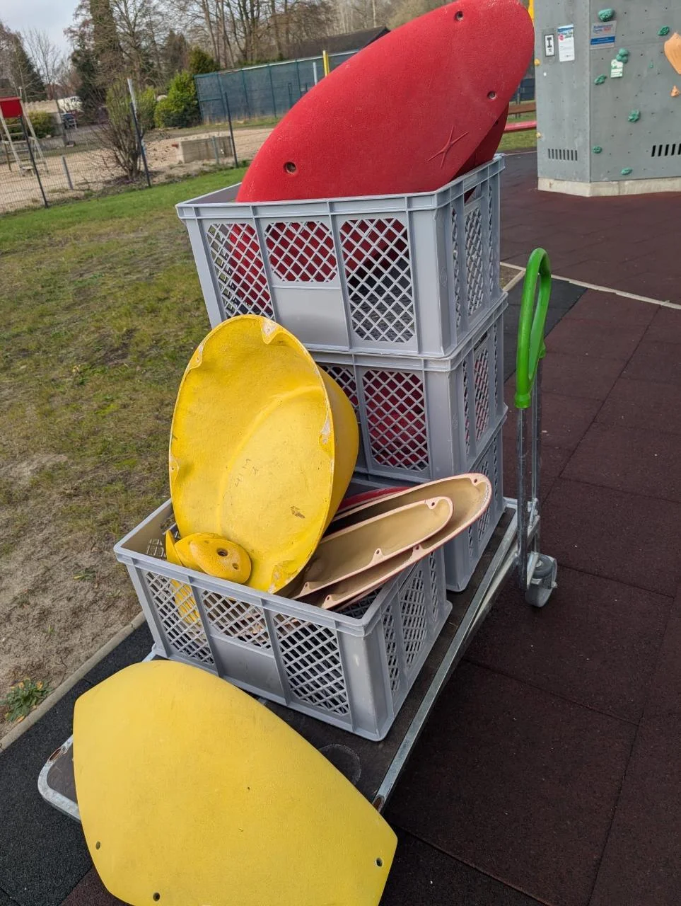 Große Klettergriffe vom Turm liegen in Kästen | © Kletterzentrum