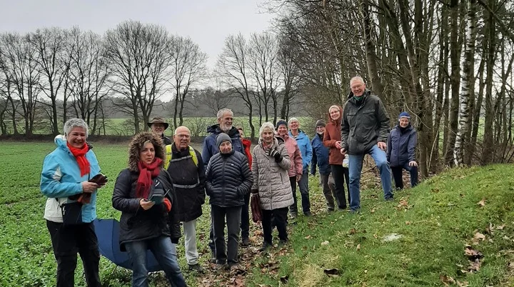 Eine Gruppe Menschen bei der Wanderung gucken in die Kamera | © Sektion-Oldenburg-Beate-Straube