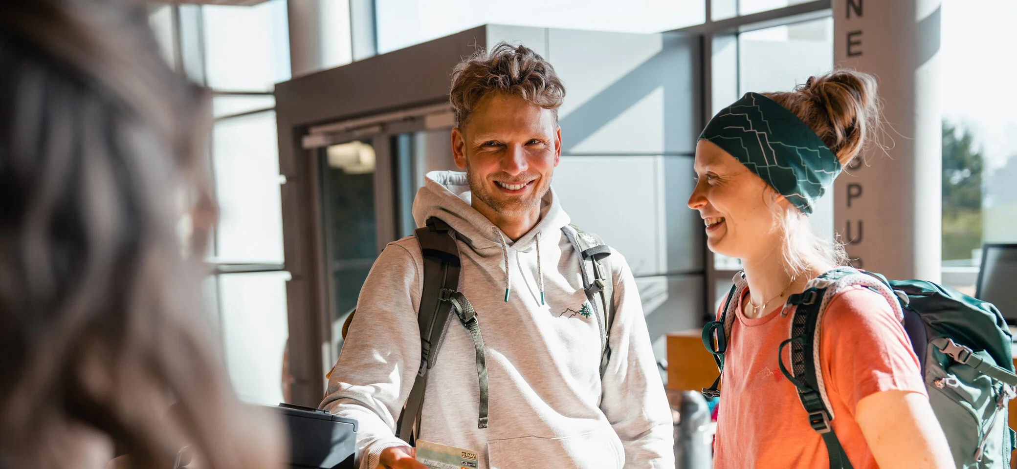 Zwei Personen stehen im ANmeldebereich einer Boulderhalle | © DAV/Marisa Koch